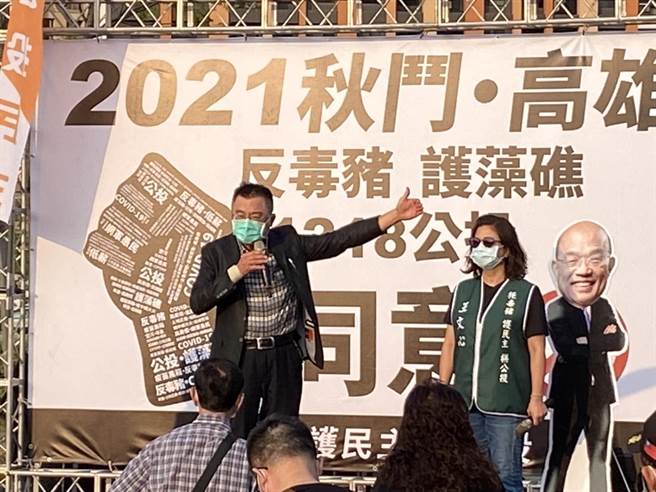 醫師黃義霖在台上宣講批評民進黨將爭取人民的權益當成政治籌碼。（石秀華攝）