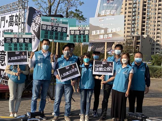 民眾黨立委張其祿和同黨高雄有意參選市議員的子弟兵也到場申援秋鬥民團開講。（石秀華攝）