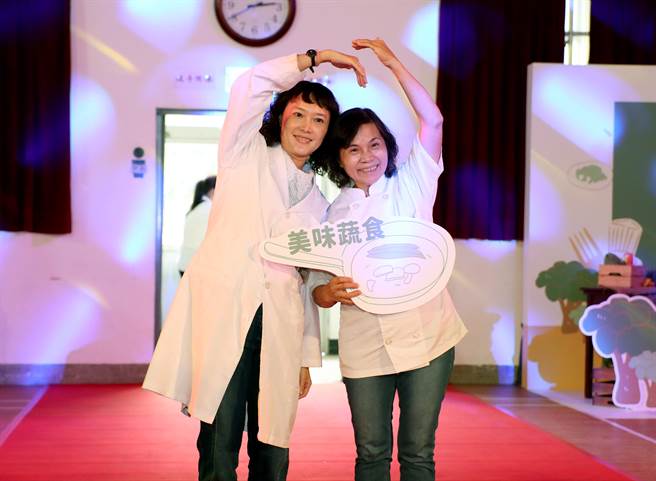 入围的营养午餐厨师及营养师以走红地毯的方式进入会场，以表彰平时默默守护学生健康的辛劳。图为台南市新南国小的校厨何翠琬（右）与营养师杨翚玲（左）。（郑任南摄）