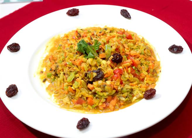 获奖营养午餐中的指定菜时蔬乾咖哩。（郑任南摄）