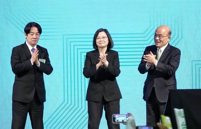 蔡英文（中）、赖清德（左）、苏贞昌（右）。（陈信翰摄）