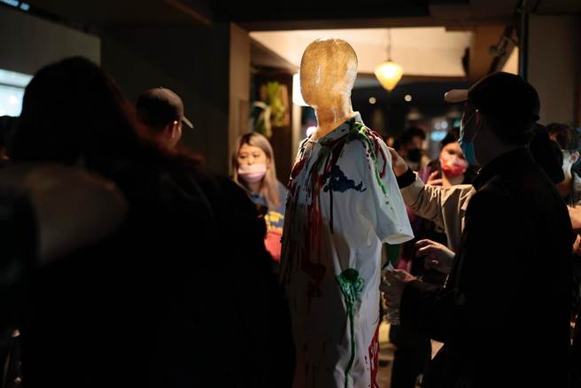 be homme 「身体是一座庙」创作联展，本次展览，邀请所有来客共同参与立体作画的实验行动艺术。（ be homme 提供）