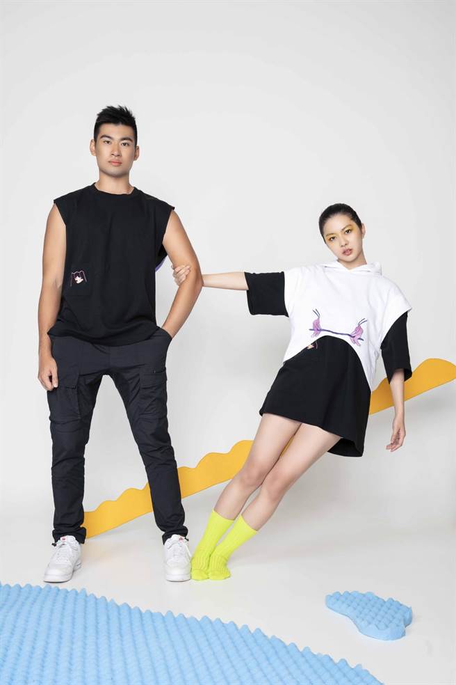 22/7 by Hsu 无袖刺绣帽T_无袖黑oversizedＴ恤。（22/7 by Hsu提供）