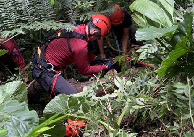 警消將傷者救起送醫，仍回天乏術。（翻攝畫面）