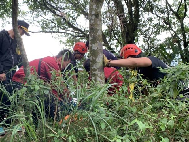 警消將傷者救起送醫，仍回天乏術。（翻攝畫面）