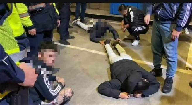 新北市20歲詹男夥同3名友人今凌晨12時許到三重區某KTV附近，將涂男駕駛的白牌車攔下，涂男驚慌之際將車駛向三重警分局求救，未料詹男等人竟大膽在分局前砸車，訊後遭檢方依恐嚇、毀損、妨害秩序等罪嫌聲押禁見。（翻攝照片／戴上容新北傳真）