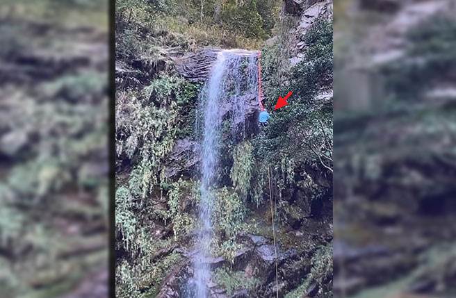 攀岩溯溪團領隊卡在距地20公尺高的山壁長達6小時，幸搜救人員馳援獲救。（台中市消防局提供／王文吉台中傳真）