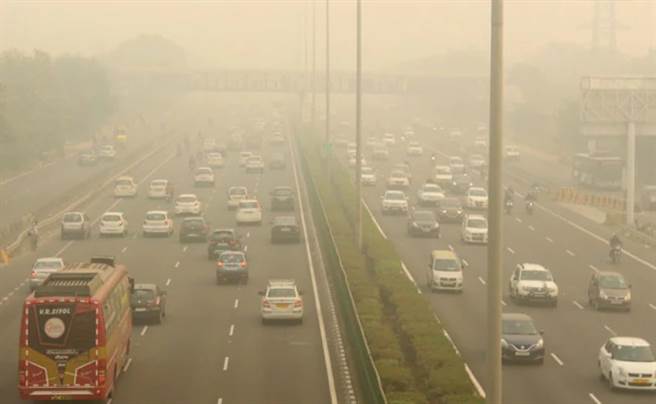 印度首都新德里空污严重，能见度只有20公尺。(图/NDTV)