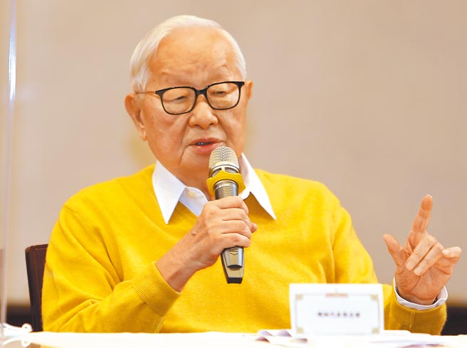 針對自由貿易多了條件的發言，台積電創辦人張忠謀13日表示，過去主張自由貿易的美國，近來突然要在境內增加積體電路製造比重，這就是條件。（季志翔攝）