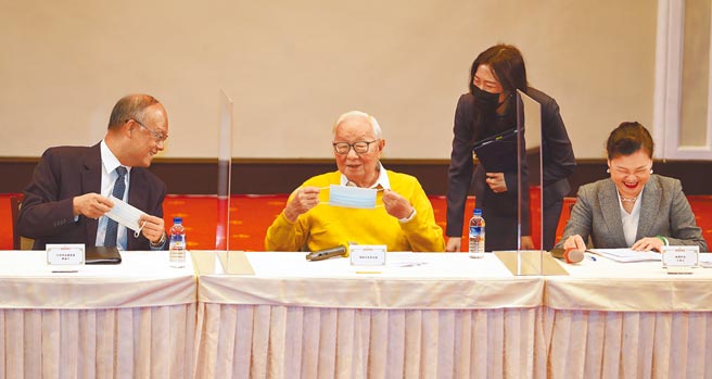 台积电创办人张忠谋（中）13日出席APEC暨经济领袖会议会后记者会，右为陪同出席的经济部长王美花，左为行政院政务委员邓振中。（季志翔摄）