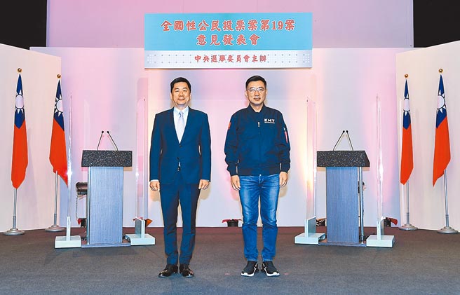 110年全国性公民投票案意见发表会13日在华视举行，第3场「公投绑大选案」正方代表立委江启臣（右）、反方代表内政部次长陈宗彦（左）合影。（华视提供）