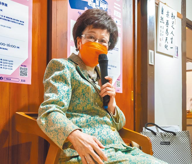 前副总统吕秀莲13日到桃园市中坜区讲座，提及4项公投，批两党要各打50大板。（赖佑维摄）