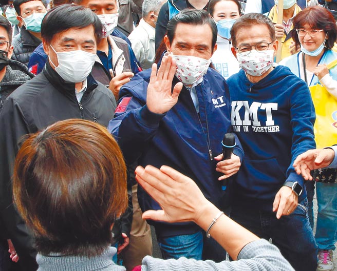 前总统马英九（后中）13日在前台北市长郝龙斌（后左）和立委赖士葆（后右）陪同下参加公投说明会，并向市场内摊商致意。（赵双杰摄）