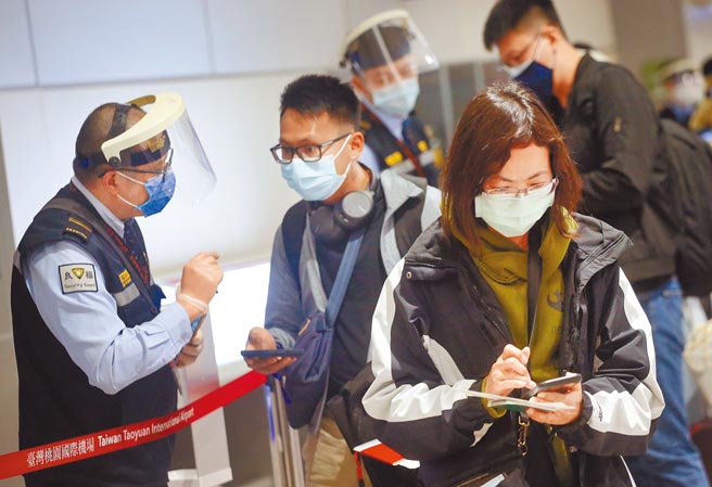 春節入境專案「7+7」檢疫方案，前7天住集中檢疫所或防疫旅館，後7天居家檢疫，將兩階段分流預訂。圖為機場入境旅客。（資料照／范揚光攝）