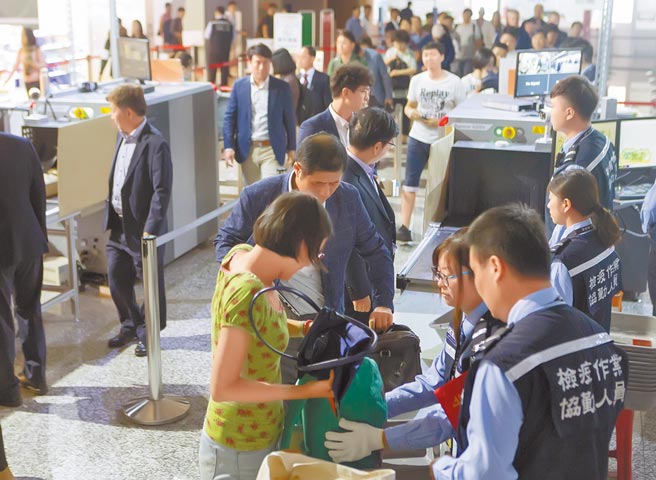 桃园机场持续加强旅客手提、托运行李检查。（本报资料照）