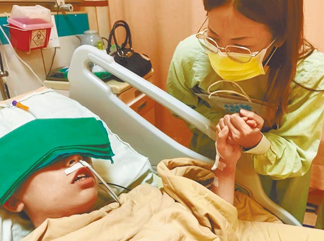 「妈妈，妳不要伤心，我没事的！」遭玛莎拉蒂3少打成重伤的宋姓男大生，清醒时对母亲说的第一句话，让宋母激动哽咽。（陈淑芬翻摄）