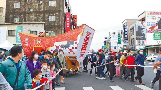 台南市西港商圈為了「攜西港文化祭」，打造一艘「王船」花車，眾人13日拉著「王船」花車踩街，體驗國定民俗「西港刈香」燒王船時的感動。（張毓翎攝）