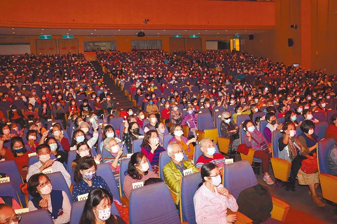 旺旺文教基金会与新北市政府13日共同举办「让奉献成为一种荣耀」公益演场会，台下志工们听得如痴如醉。（叶德正摄）