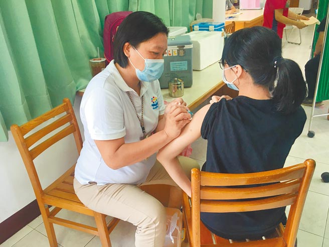 花莲县国一女生可接种公费HPV疫苗，有民代建议扩及男生公费接种。（花莲县卫生局提供／王志伟花莲传真）