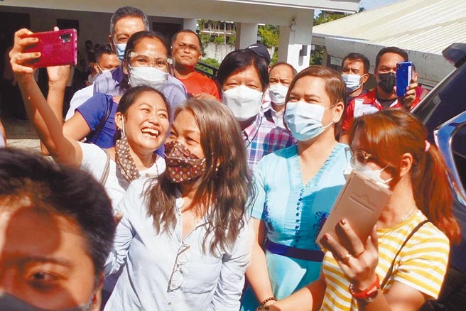 CNN菲律賓頻道13日報導，菲律賓總統杜特蒂的長女薩拉（Sara Duterte Carpio）（中右）已正式遞件參選下屆的副總統。（摘自小馬可仕推特）