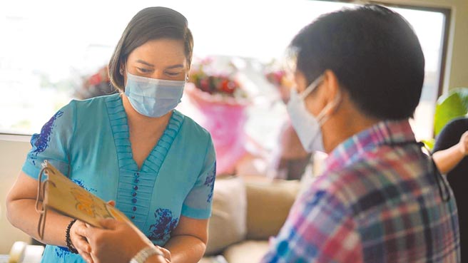 43岁的萨拉现任杜特蒂家乡纳卯市市长，问政颇受民间爱戴，在支持者眼中，萨拉行事雷厉风行，胆识不输父亲。（摘自小马可仕推特）