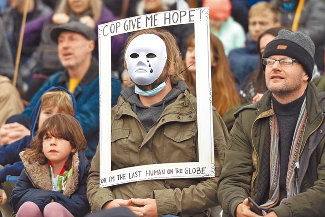 在英國格拉斯哥舉行的《聯合國氣候變化框架公約》第26次締約方大會（COP26），於13日進入「加時」階段。圖為11月6日，民眾在英國倫敦參加集會，號召為應對氣候變化採取更多行動。（新華社）