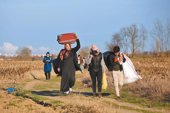 俄罗斯与东欧邻国的边境难民危机持续扩大，欧盟担心这波「人造难民潮」恐触发欧洲2015年以来新一波难民危机和区域紧张。（新华社）