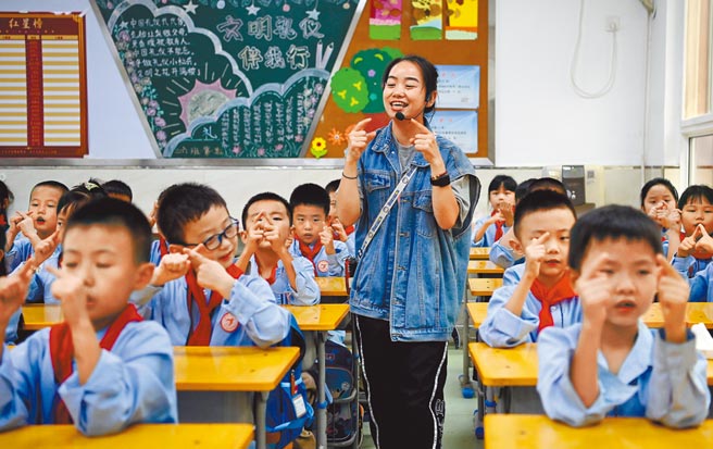 大陆「双减」政策下，许多补教业寻求转型。图为西安雁塔路小学，学生在老师带领下做「律动小达人」活动。（新华社）