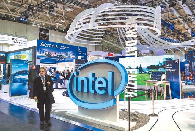 美媒报导，拜登政府因安全担忧，否决了英特尔在中国增产的计画。图为2017年3月德国汉诺威IT展上的英特尔展区。（新华社）