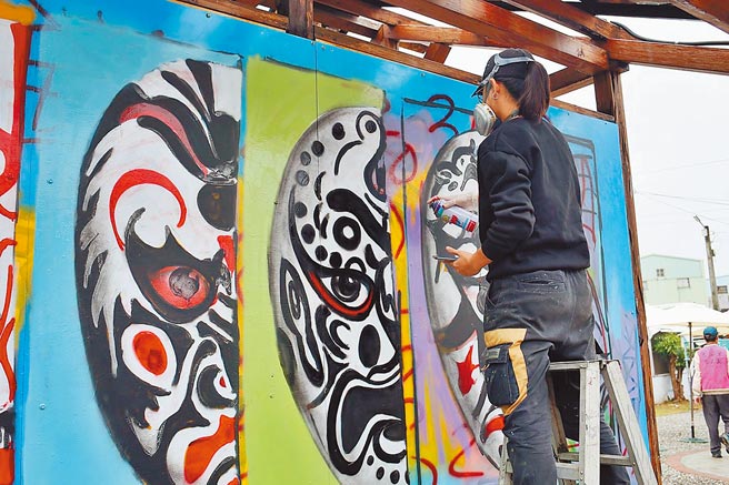 嘉义市社区营造成果展，艺术创作者创作涂鸭艺术。（廖素慧摄）