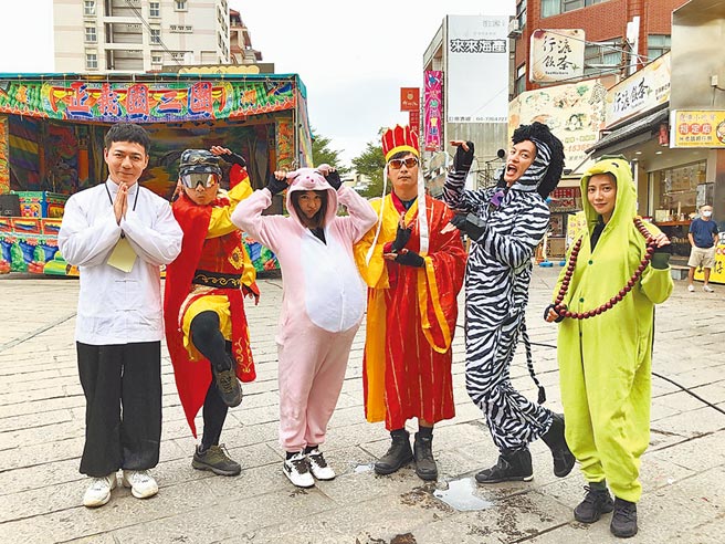 陈随意（左起）上《飢饿游戏》当关主，与主持群王仁甫、峮峮、孙协志、许孟哲、「豆花妹」蔡黄汝挑战极限。（中视提供）