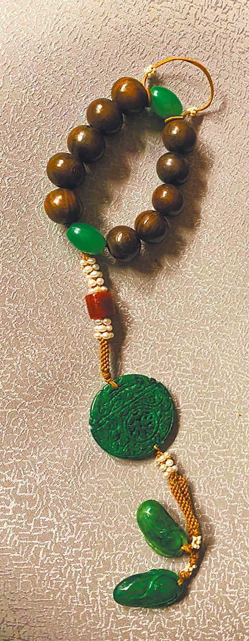 陳亞蘭扮嘉慶君佩戴的佛珠、手串、翠玉都是楊麗花所設計。（欣湉國際提供）