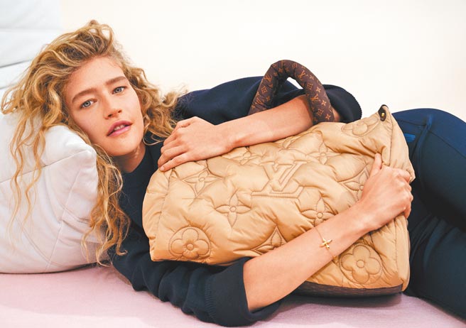 LV推出的Pillow包除了设计有型，话题性也不输人，10万5000元。（Louis Vuitton提供）