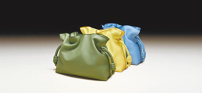 Loewe Flamenco包，包身软，质感佳，也是冬季必备包款之一，8万1000元。（Loewe提供）