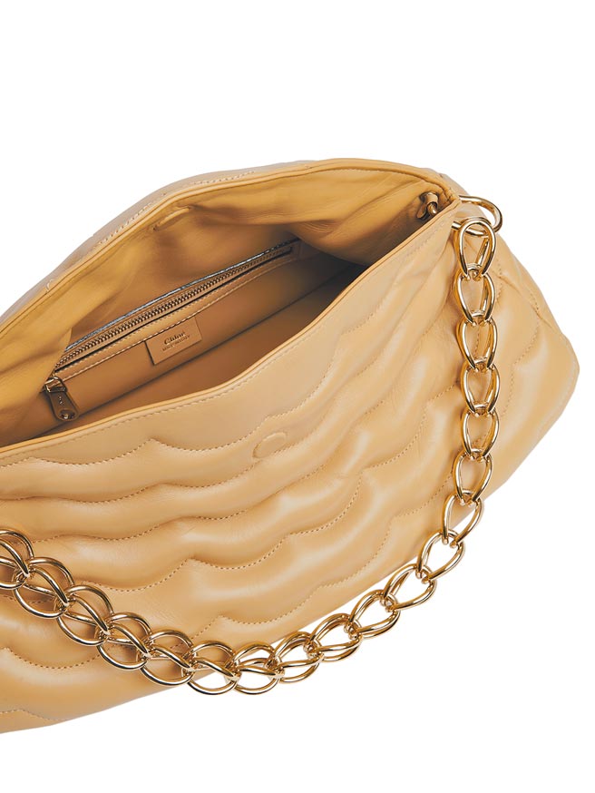 Chloe Juana炼带包，袋身柔软，加上质感细致的金炼，可说是冬日暖暖包第1名。（Chloe提供）