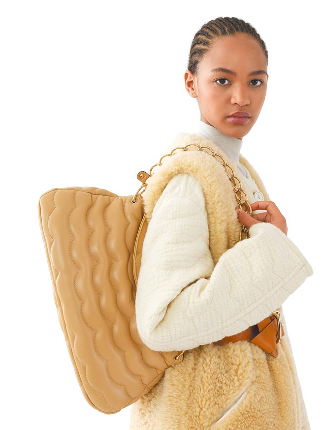 Chloe Juana柔褐色肩背炼包，独特有型，7万8600元。（Chloe提供）