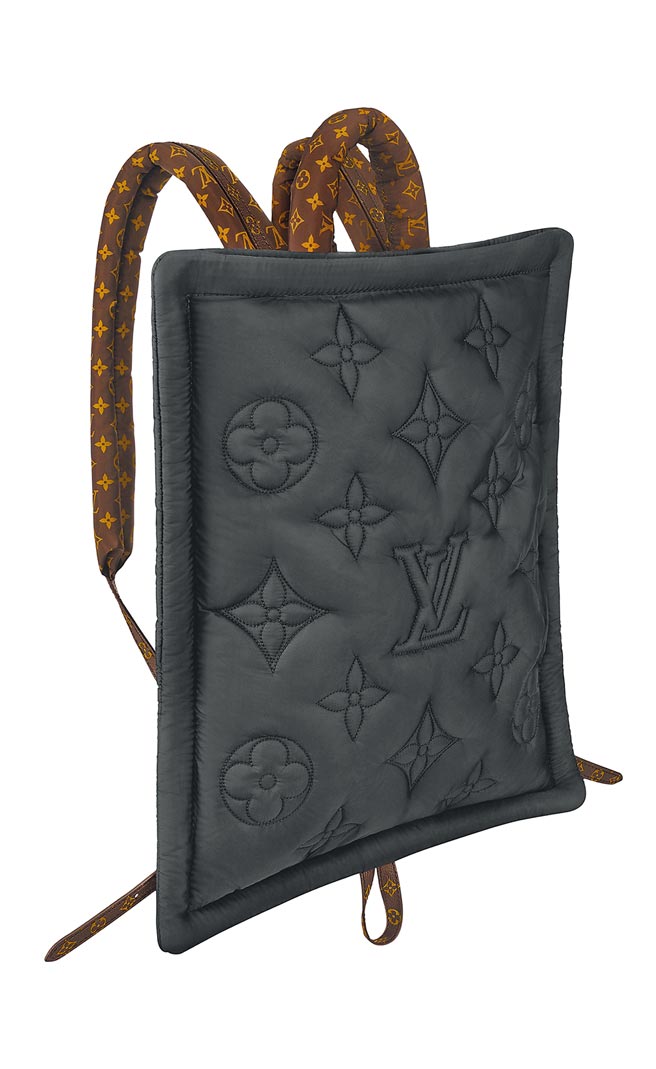 LV后背包，同样以铺棉环保材质打造，造型吸睛，9万9000元。（Louis Vuitton提供）