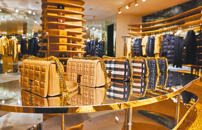 BURBERRY濟州島快閃店內，陳列著眾人瘋搶的美包。（BURBERRY提供）