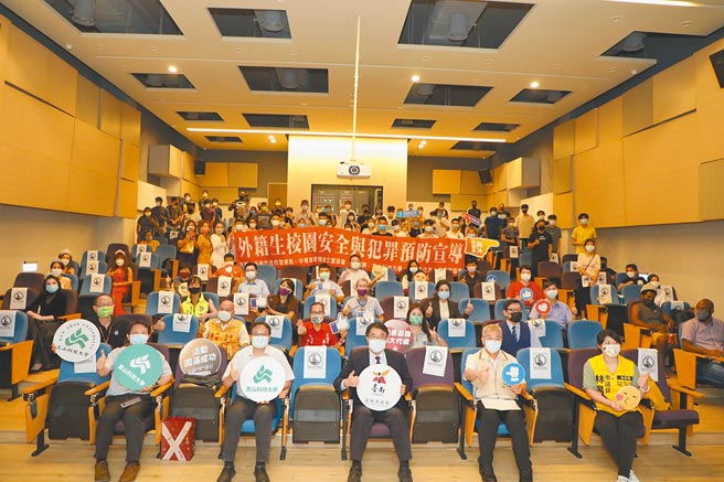 黃偉哲要求市府與學校全力強化校園安全，並提升學生自我安全防衛意識。（臺南市政府提供）