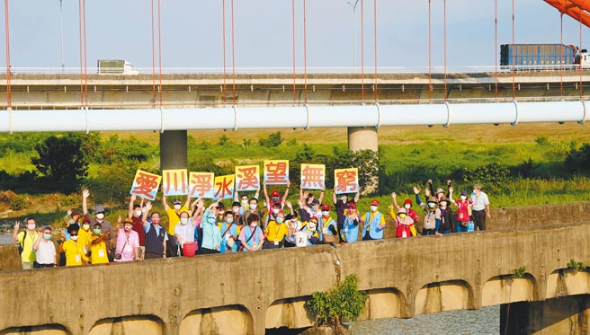 水环境守护志工队协助公部门维护青山绿水。（臺南市政府环境保护局提供）