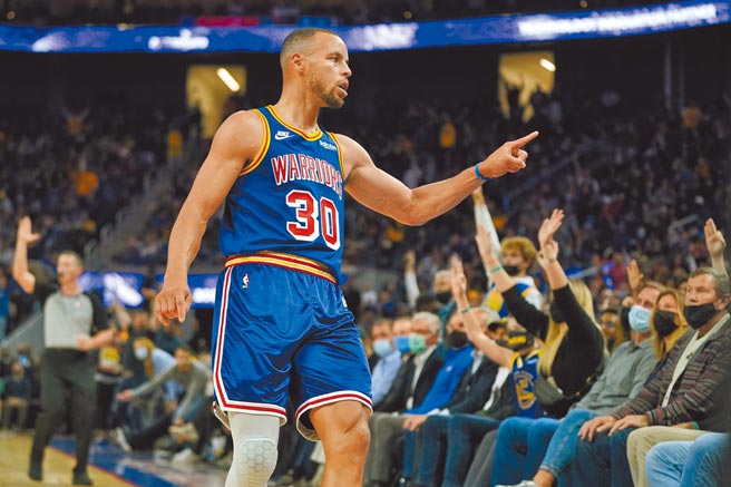 柯瑞展現射手本色，上周對公牛砍進9顆三分球，獨得40分，帶領勇士主場大勝，本季第2次獲選單周西區最佳球員殊榮。（美聯社資料照）