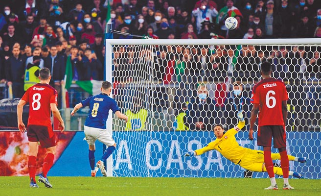 义大利中场乔吉纽（左）对瑞士操刀12码罚球却一脚踢飞。（路透）
