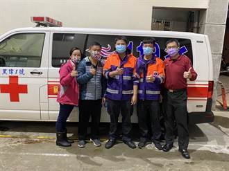 救護車送瀕死患者上國道遇爆胎 消防員臨危不亂從死神手中救回