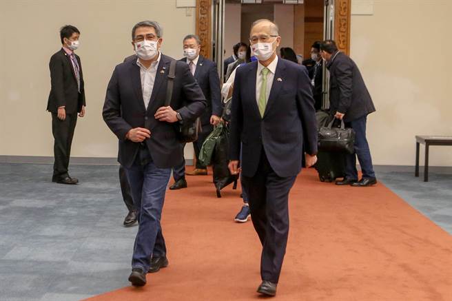 宏都拉斯共和国叶南德兹（前左）伉俪率领的访问团结束短暂3天的访台行程，14日搭乘中华航空深夜11时50分的CI8班机离台，总统府秘书长李大维（前右）亲自到桃园机场送机。（陈麒全）