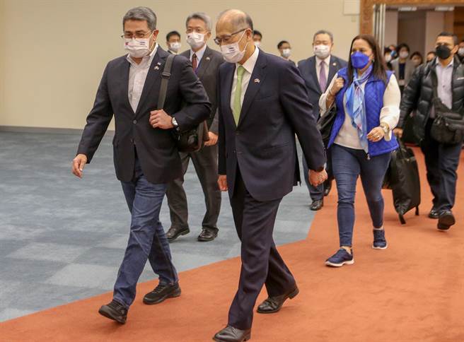 宏都拉斯共和国叶南德兹（前左）伉俪率领的访问团结束短暂3天的访台行程，14日搭乘中华航空深夜11时50分的CI8班机离台，总统府秘书长李大维（前右）亲自到桃园机场送机。（陈麒全）