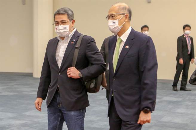 宏都拉斯共和国叶南德兹（前左）伉俪率领的访问团结束短暂3天的访台行程，14日搭乘中华航空深夜11时50分的CI8班机离台，总统府秘书长李大维（前右）亲自到桃园机场送机。（陈麒全）