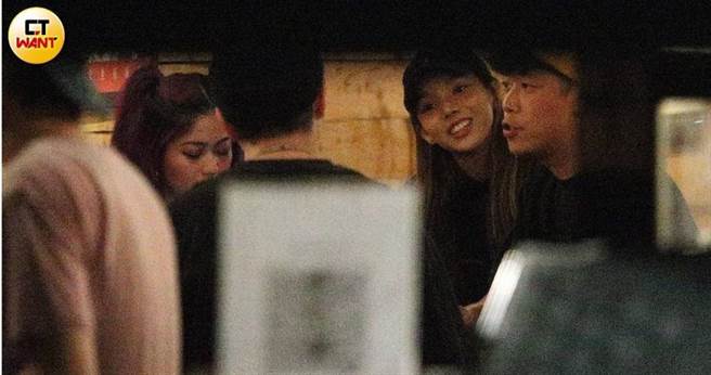 健志和陳甯亞深夜在居酒屋喝酒聊天，同場還有DJ RayRay。（圖／本刊攝影組）
