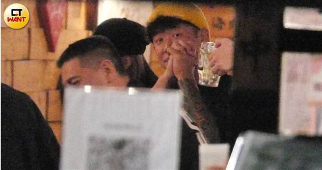 健志發現本刊記者，拱手致意。（圖／本刊攝影組）