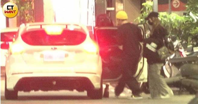 健志和陳甯亞及DJ RayRay一起上計程車。（圖／本刊攝影組）