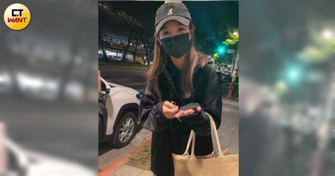 DJ RayRay先下車後，車子直達陳甯亞家，回到家後沒多久陳甯亞又出來送飲料給本刊記者。（圖／本刊攝影組）